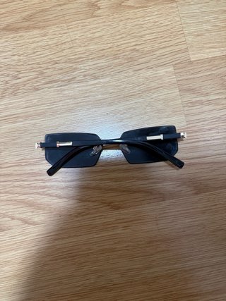 Gafas de sol  negras y doradas