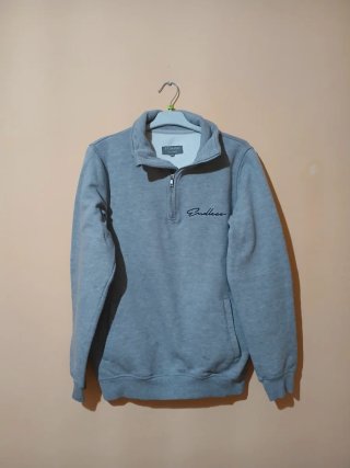 Sudadera gris con cremallera y logo