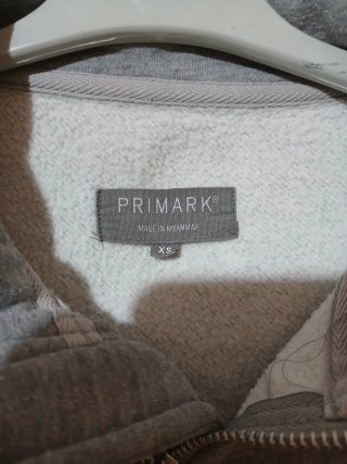 Sudadera gris con cremallera y logo