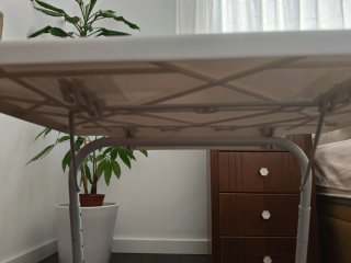 Tavolino bianco in plastica
