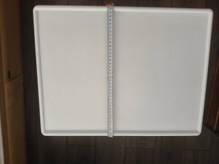 Tavolino bianco in plastica
