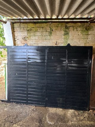 Puerta de garaje maciza negra