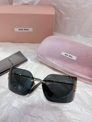 Gafas de sol Miu Miu negras y doradas