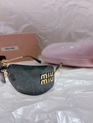 Gafas de sol Miu Miu negras y doradas