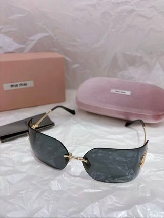 Gafas de sol Miu Miu negras y doradas