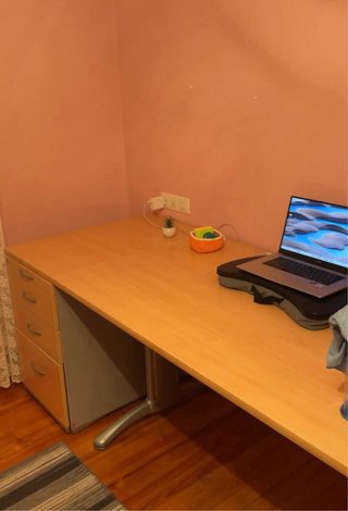 Escritorio modular oficina con doble cajonera.