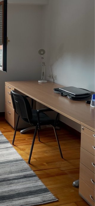 Escritorio modular oficina con doble cajonera.