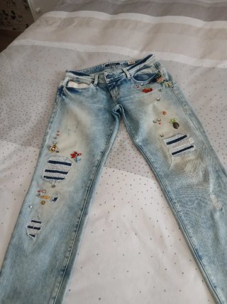 Pantalón vaquero con pedrería
