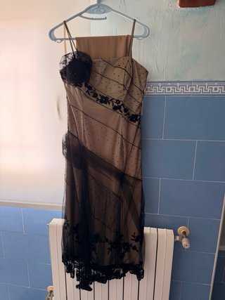 Vestido de fiesta beige y negro