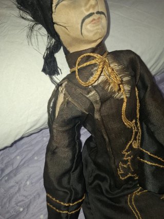 Antiguo muñeco asiático de tela