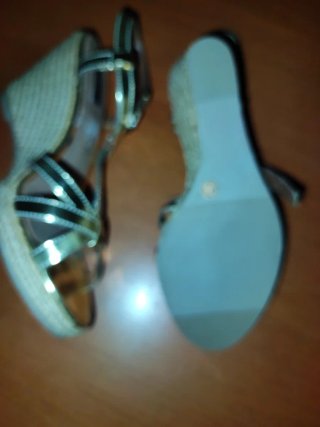 Sandalias cuña doradas nuevas