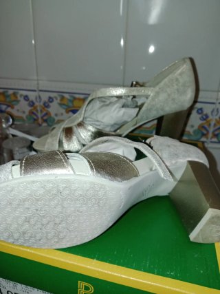 Zapatos de vestir dorados y plateados
