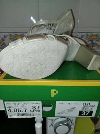 Zapatos de vestir dorados y plateados