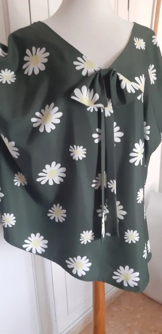Blusa verde con margaritas blancas Talla 3XL