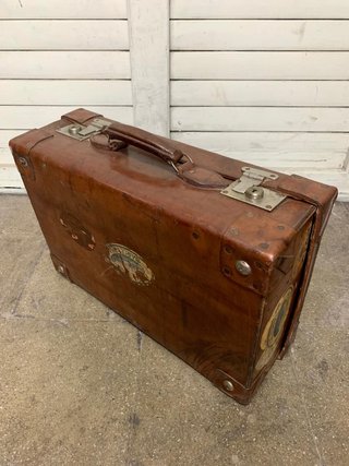 Maleta antigua de cuero y madera