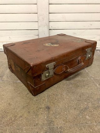 Maleta antigua de cuero y madera