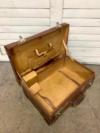 Maleta antigua de cuero y madera