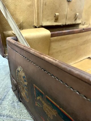 Maleta antigua de cuero y madera