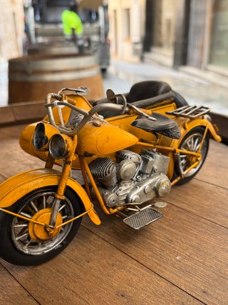 Moto con Sidecar Lata Amarilla y Plateada