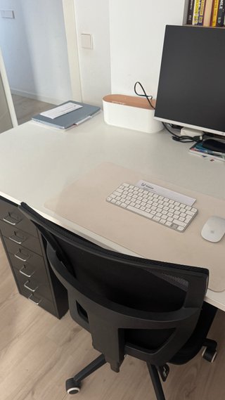 Mesa de escritorio blanca de madera