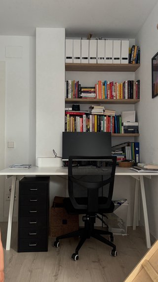 Mesa de escritorio blanca de madera