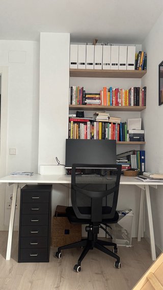 Mesa de escritorio blanca de madera
