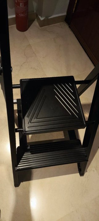 Escalera plegable negra