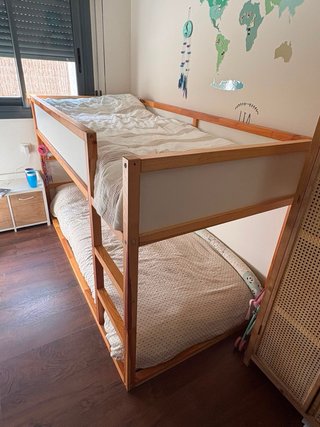 Cama alta Kura IKEA madera.