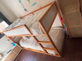 Cama alta Kura IKEA madera.