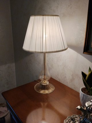 Lampada da tavolo in vetro e tessuto