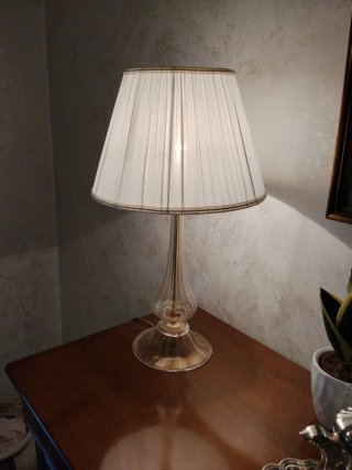 Lampada da tavolo in vetro e tessuto