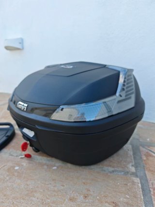 Cofre Givi Blade 47L + Parrilla