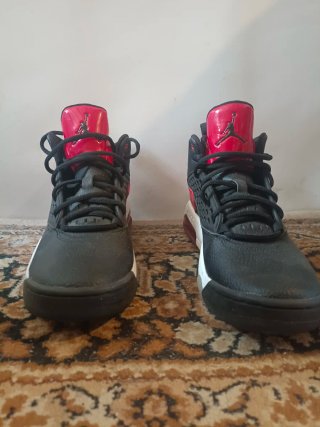 Zapatillas Jordan Negras y Rojas Talla 40
