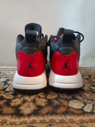 Zapatillas Jordan Negras y Rojas Talla 40