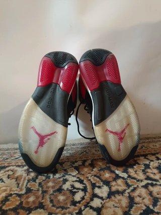 Zapatillas Jordan Negras y Rojas Talla 40