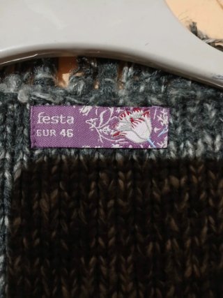 Cárdigan de punto gris con flecos