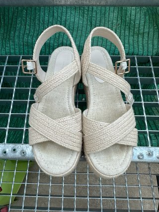 Sandalias cuña mujer beige