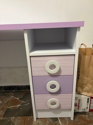 Escritorio infantil morado y blanco