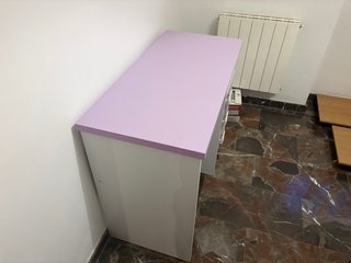 Escritorio infantil morado y blanco