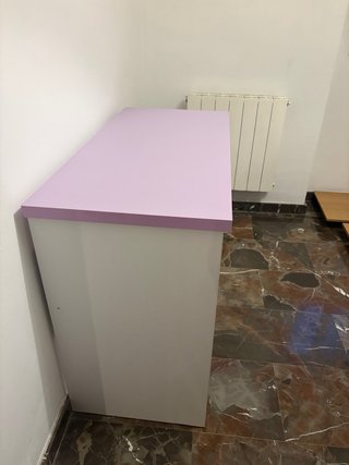 Escritorio infantil morado y blanco