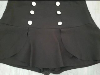 Minifalda pantalón negra botones dorados