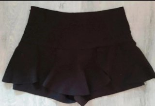 Minifalda pantalón negra botones dorados