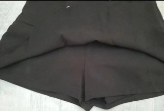 Minifalda pantalón negra botones dorados