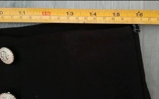 Minifalda pantalón negra botones dorados