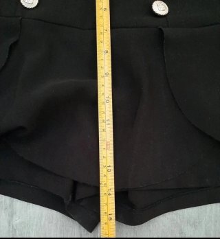 Minifalda pantalón negra botones dorados