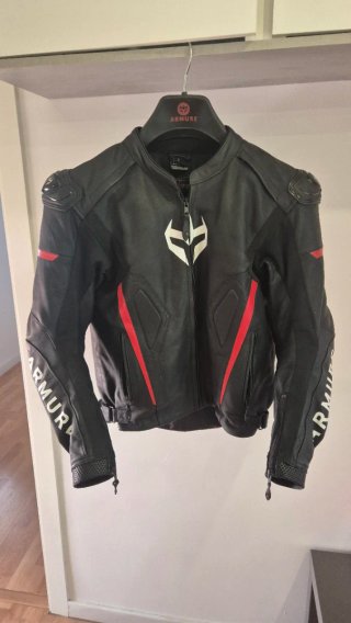 Chaqueta Armure Hamo Cuero AAA Negra Roja