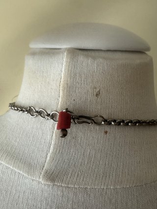 Colar Coral Vermelho com Detalhes Metálicos