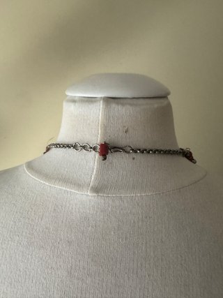 Colar Coral Vermelho com Detalhes Metálicos