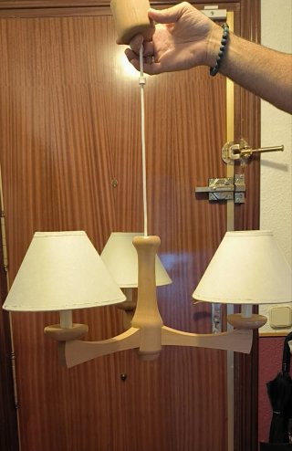 Lámpara de madera y tela para habitación