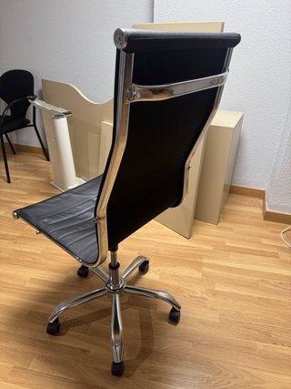 Silla de oficina diseño Doris cuero y metal